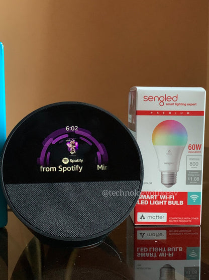 Echo Spot (modelo de 2024) con bombilla inteligente LED Sengled